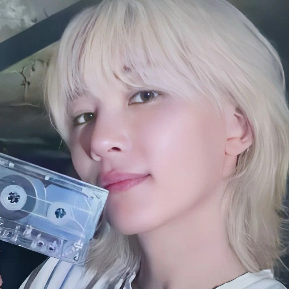 A moment captured by Jeonghan (SEVENTEEN)'s fan