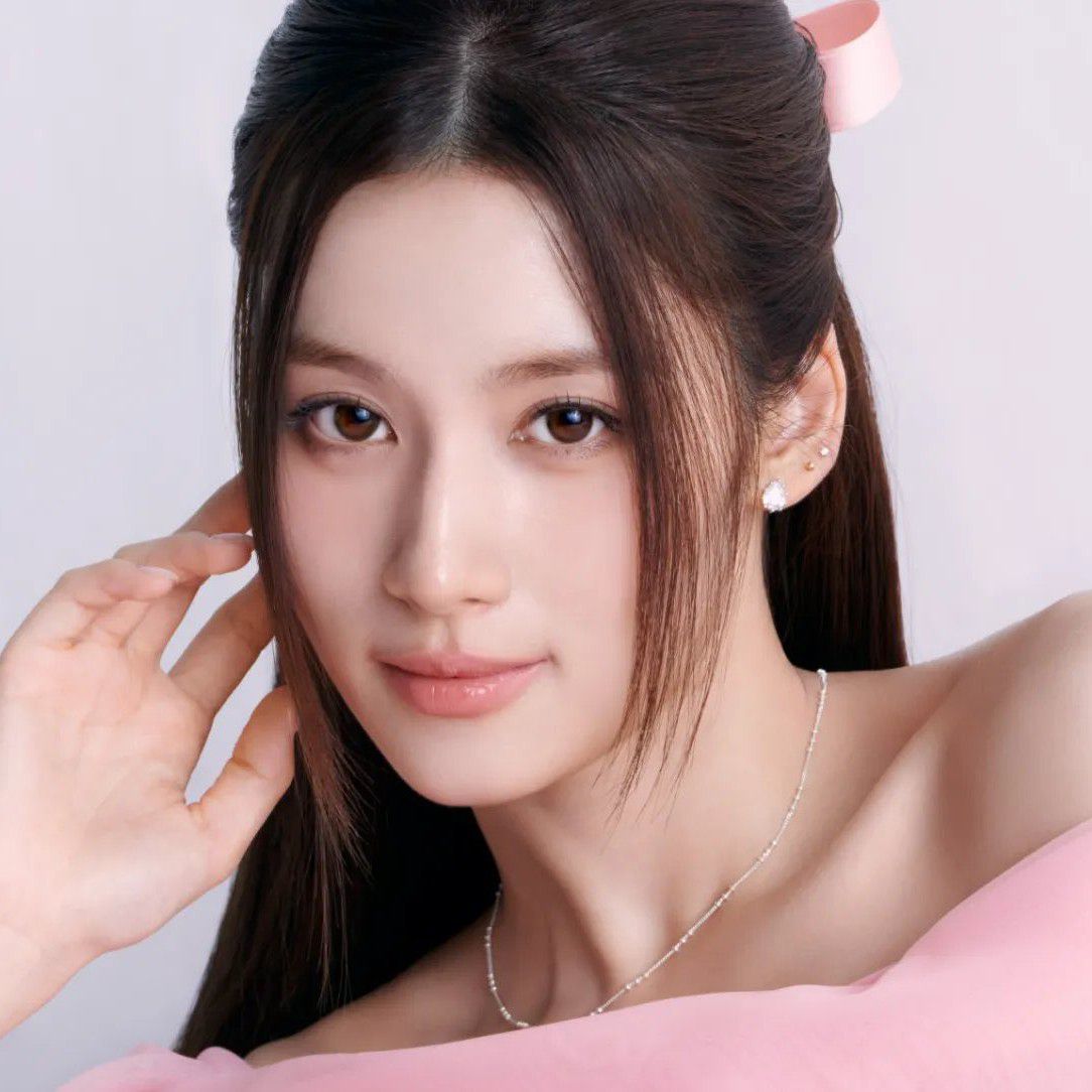 Latest photo of Sana (TWICE)