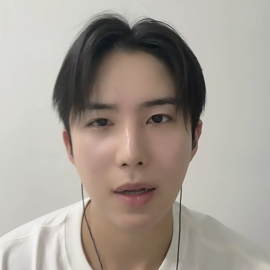 A moment captured by Wow (A.C.E)'s fan