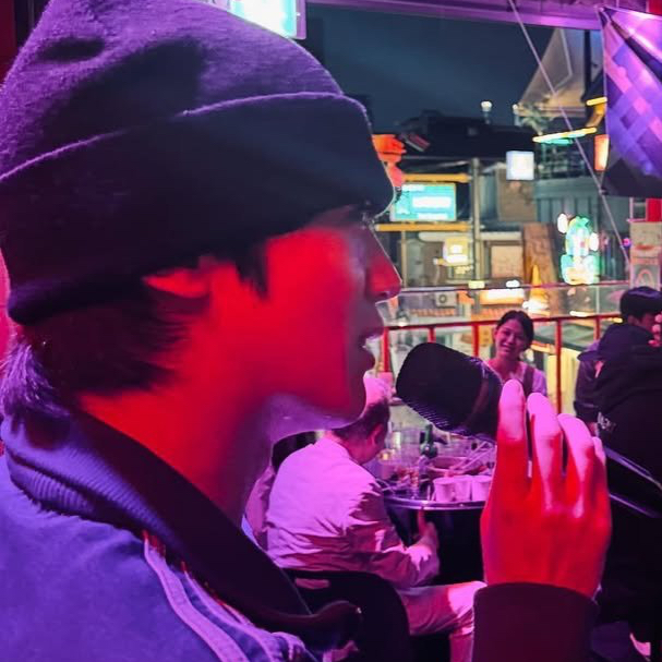 A moment captured by Kim Yohan (WEi)'s fan