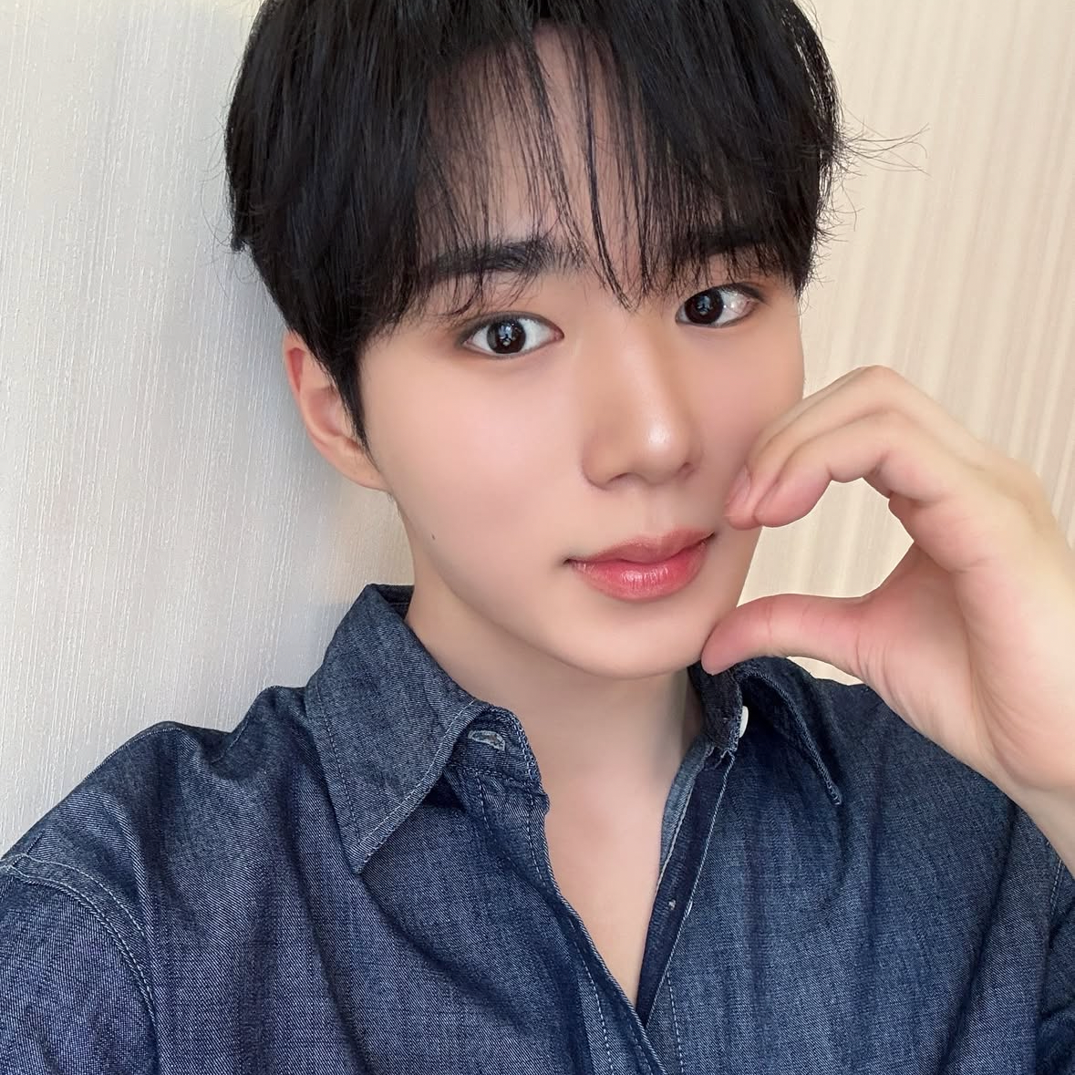 Behind-the-scenes cut of Kim Junseo (ALPHA DRIVE ONE)