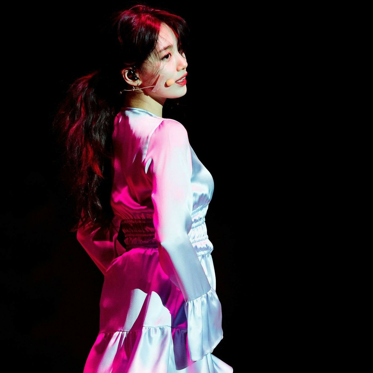 Behind-the-scenes cut of Suzy