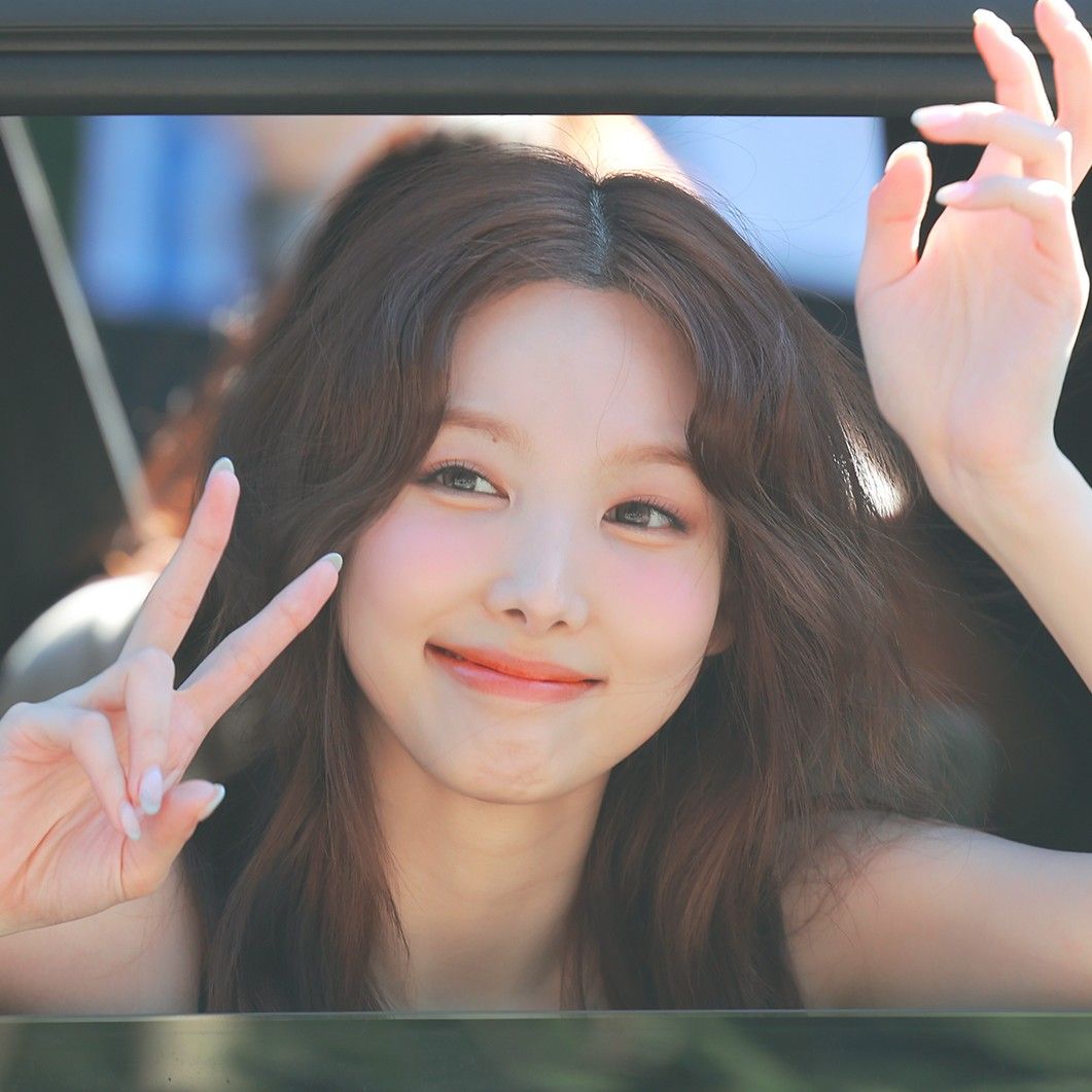 Latest photo of Nayeon (TWICE)