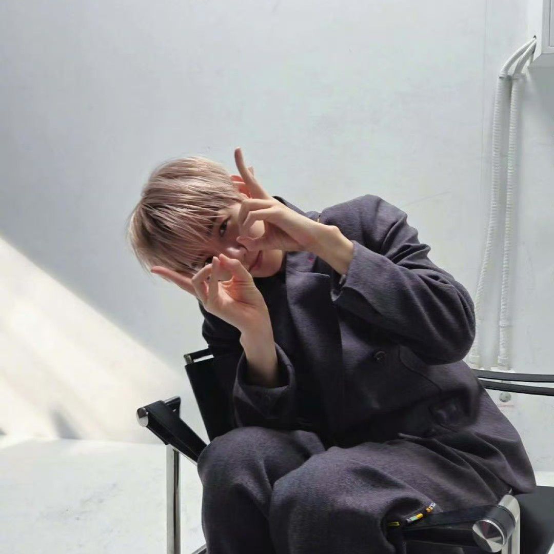 백현 (EXO)의 비하인드 컷