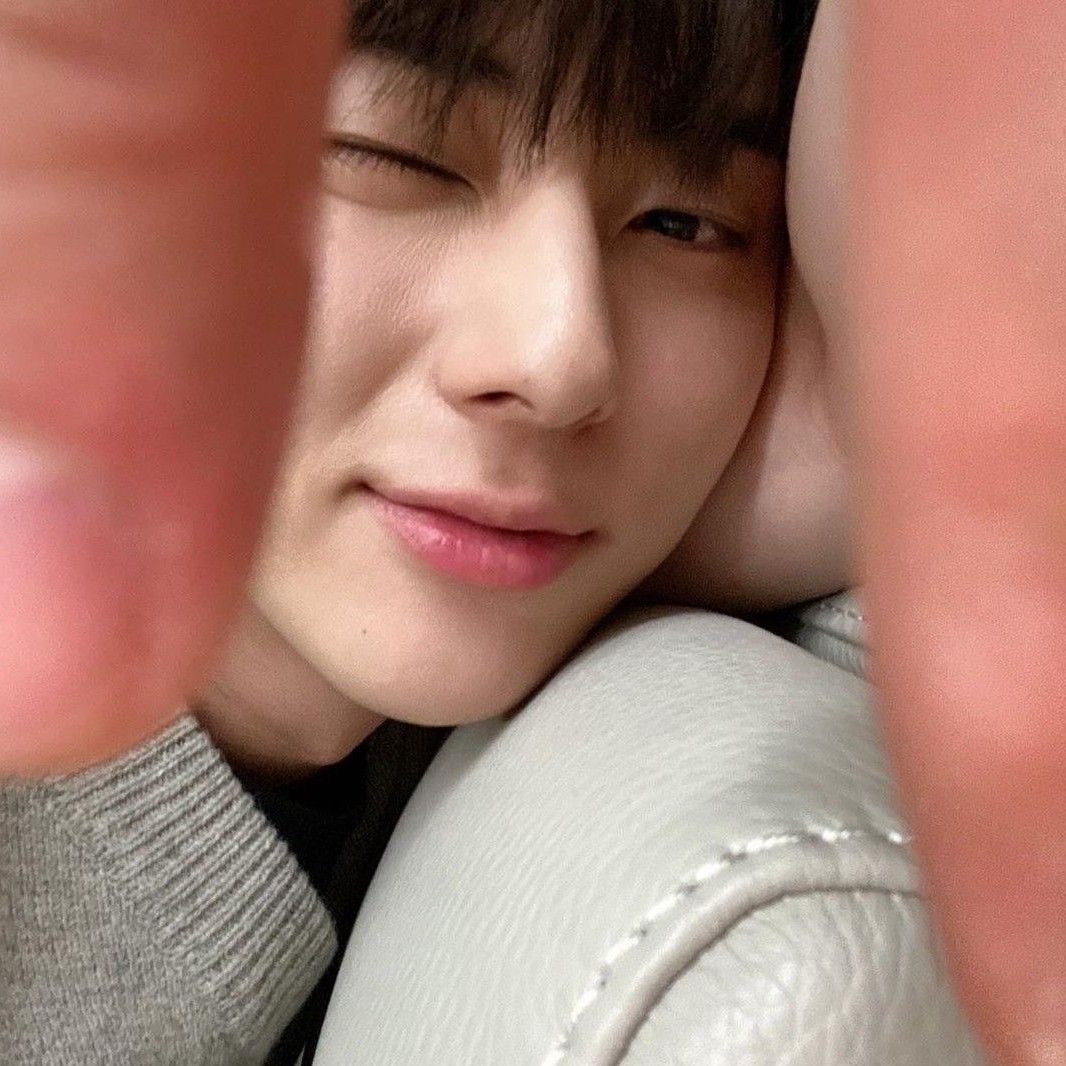 A moment captured by Hwang Minhyun's fan