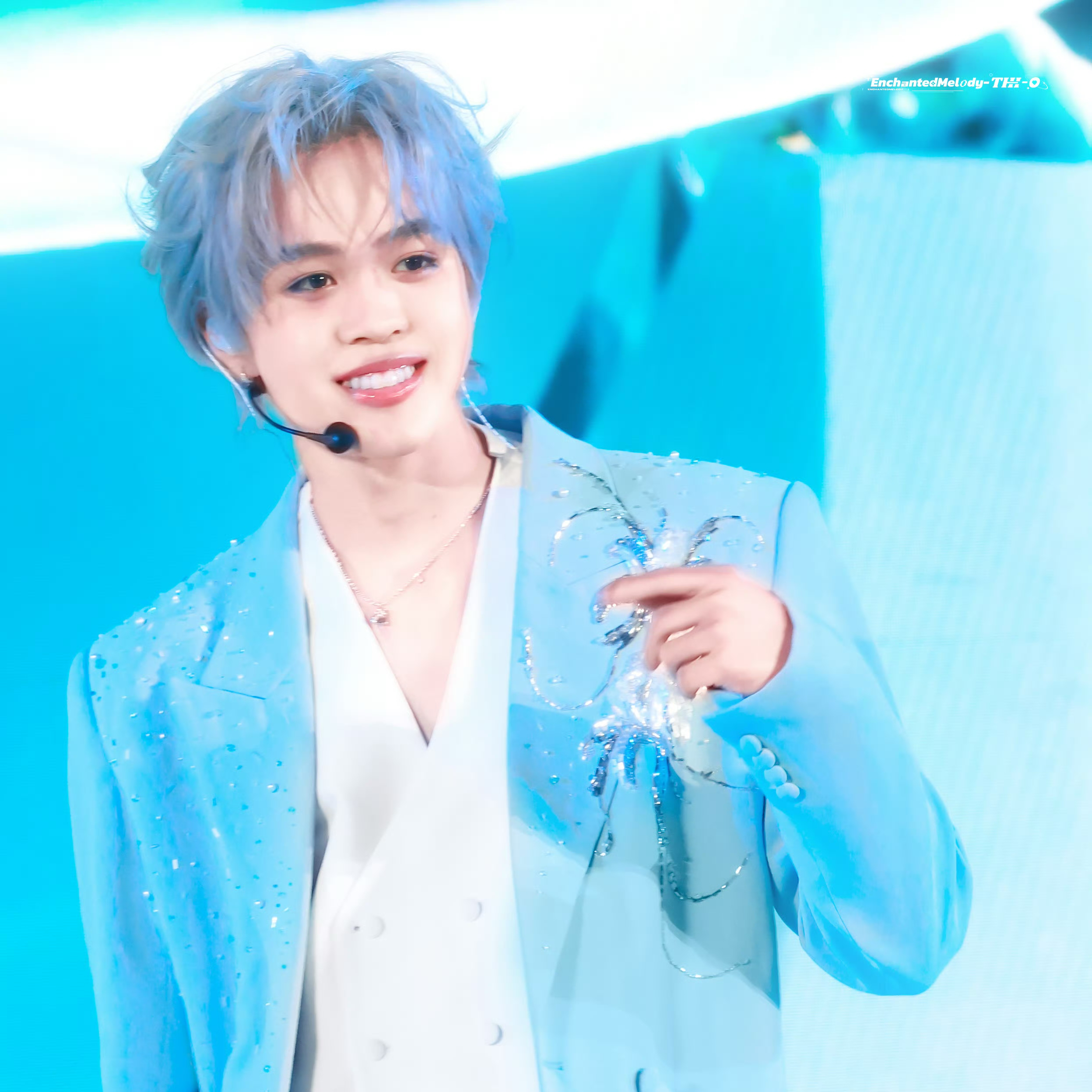 A moment captured by THI-O (NexT1DE)'s fan