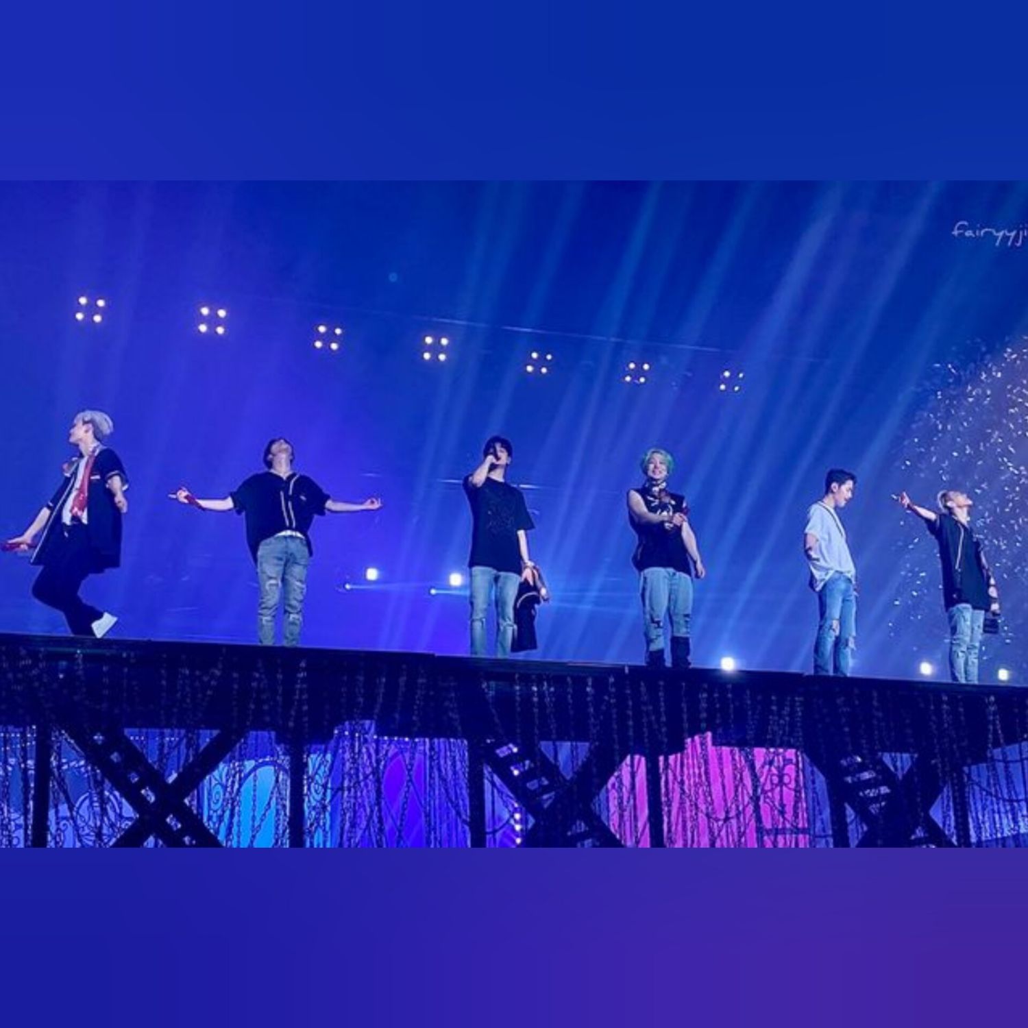 iKONの舞台裏ショット