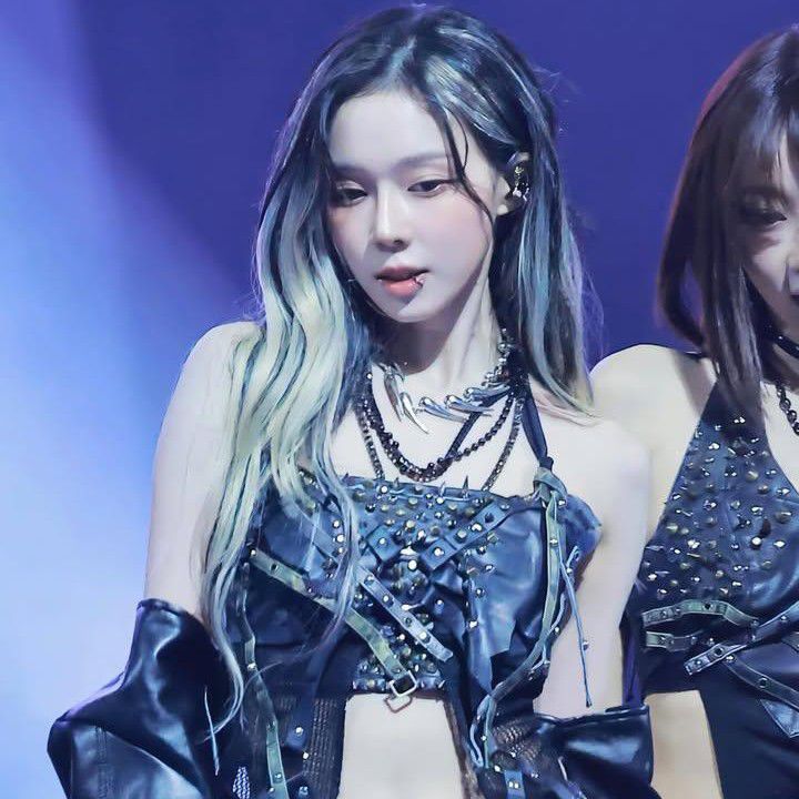 Winter (aespa)的最新照片