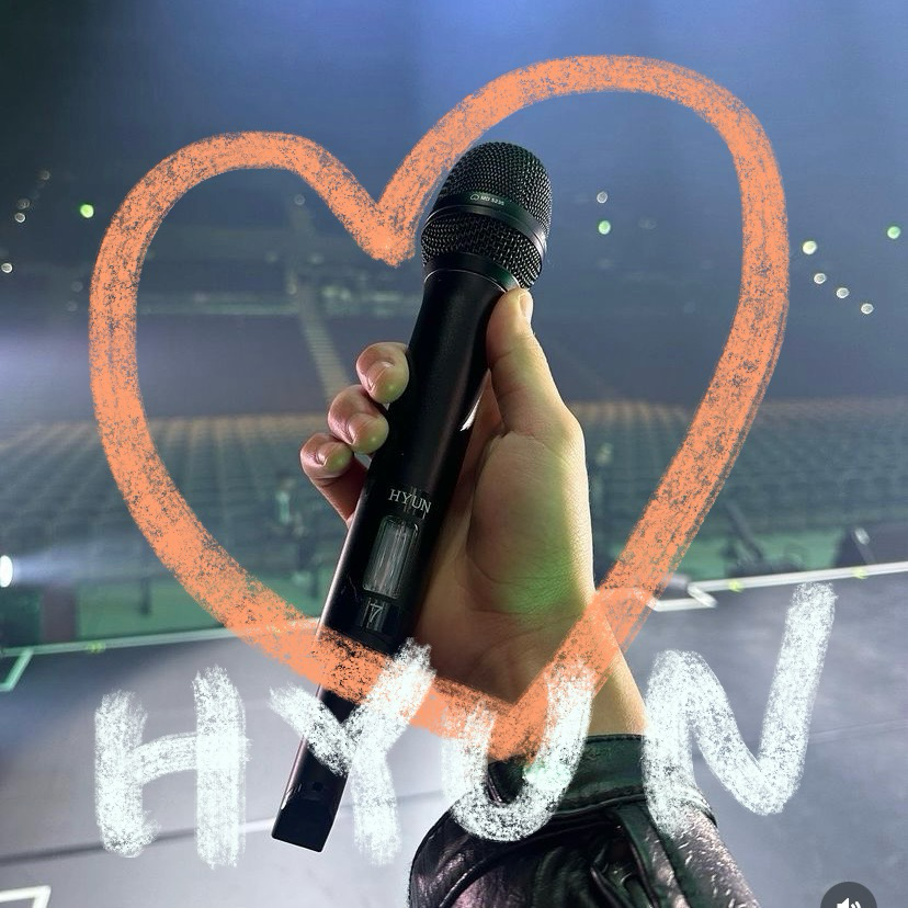 A moment captured by Hyun's fan
