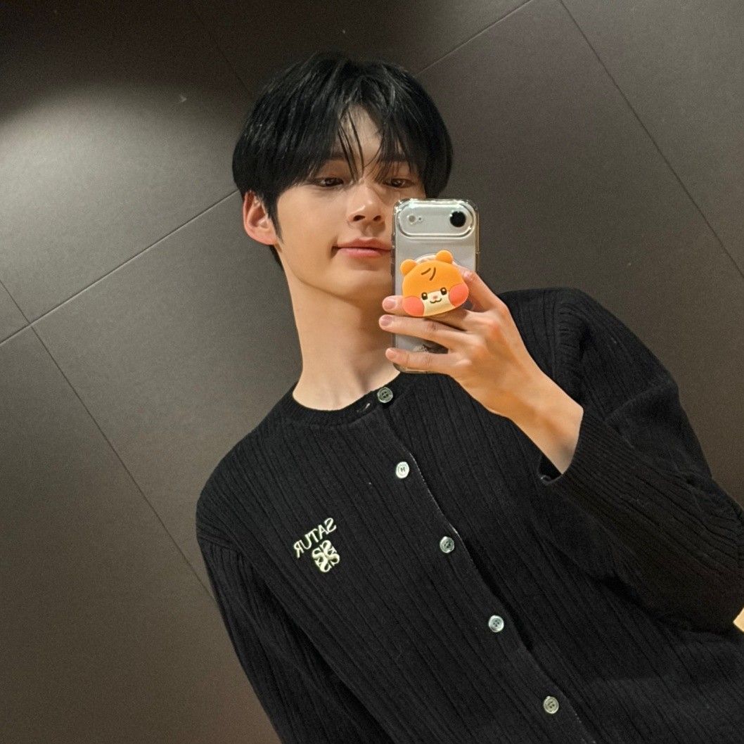 Latest photo of Sung Hanbin (ZEROBASEONE)