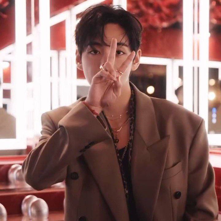 Latest photo of V (BTS)