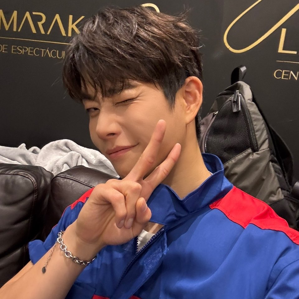 아스트로의 최신 사진