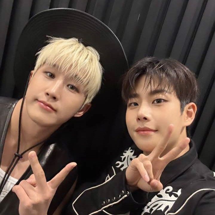 A moment captured by MJ (ASTRO)'s fan