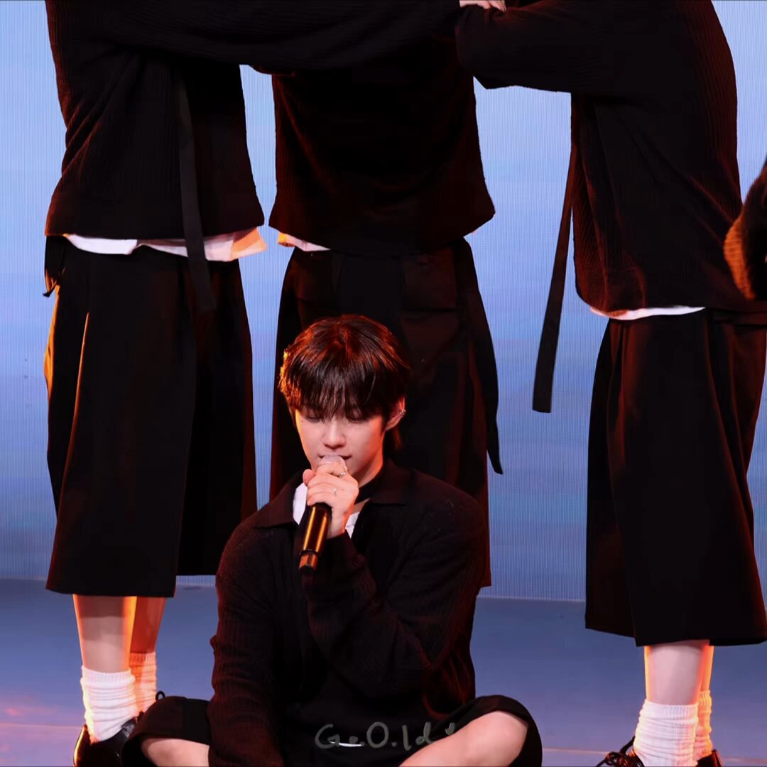 A moment captured by JL (AHOF)'s fan