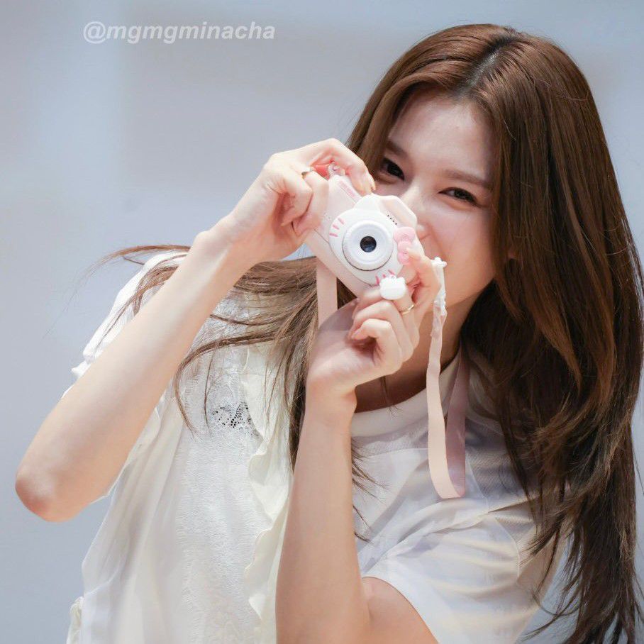 Foto terbaru Sana (TWICE)