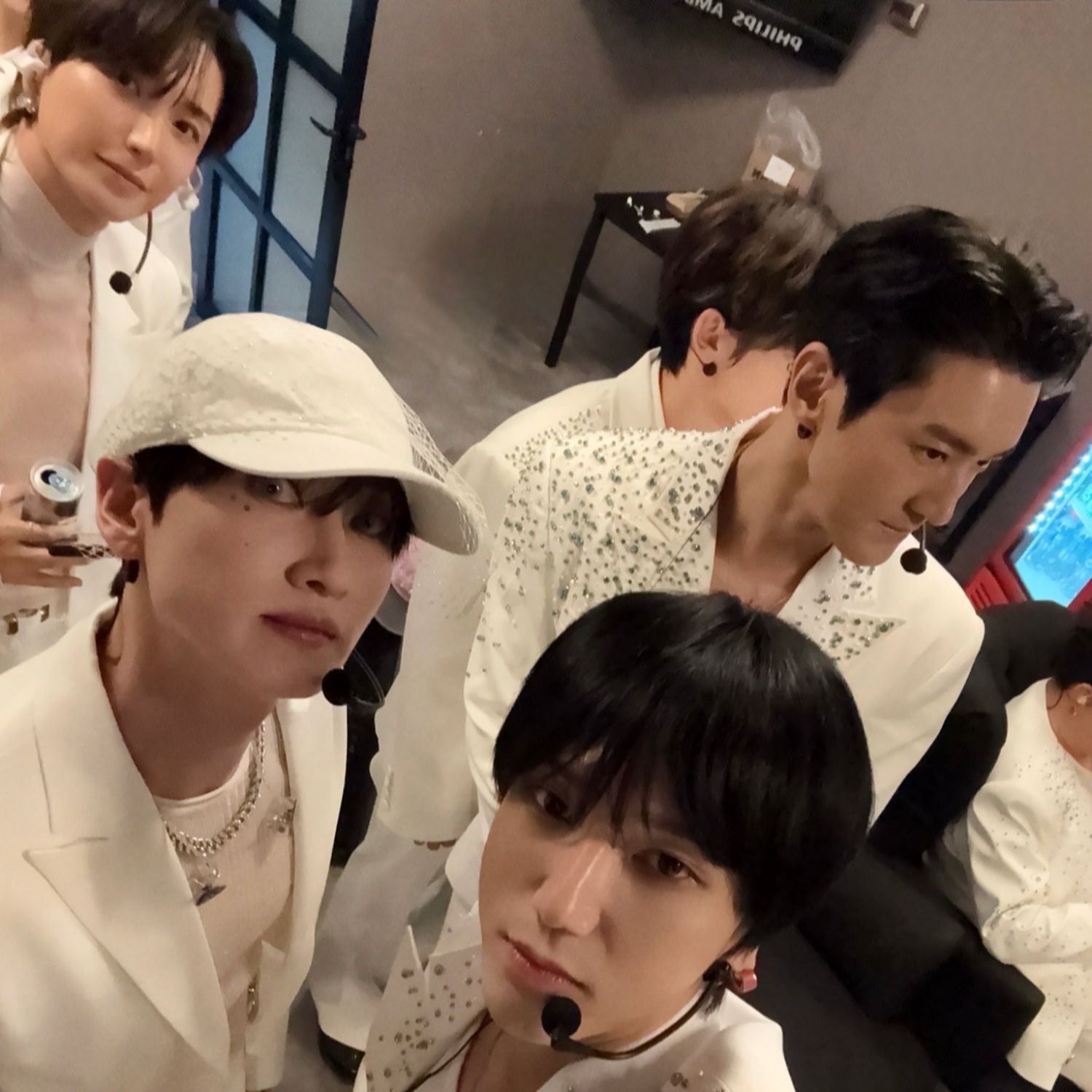 Behind-the-scenes cut of Super Junior