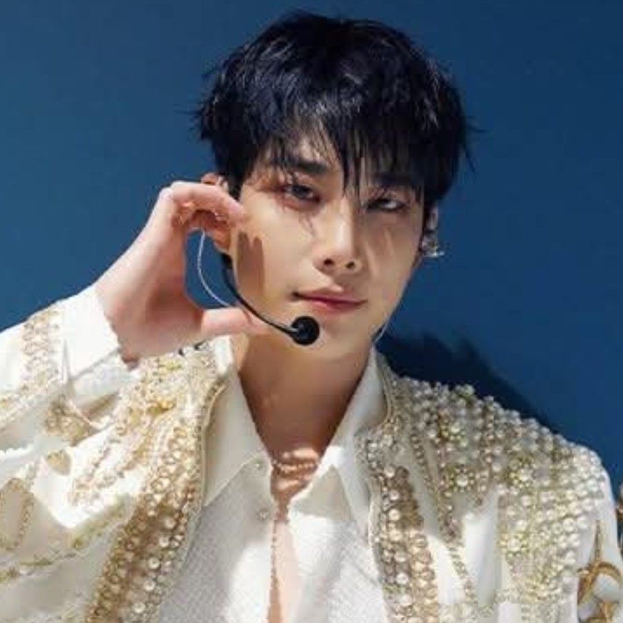 A moment captured by MJ (ASTRO)'s fan