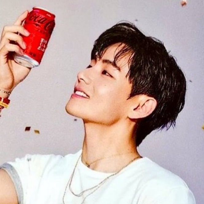 V (防彈少年團)的最新照片