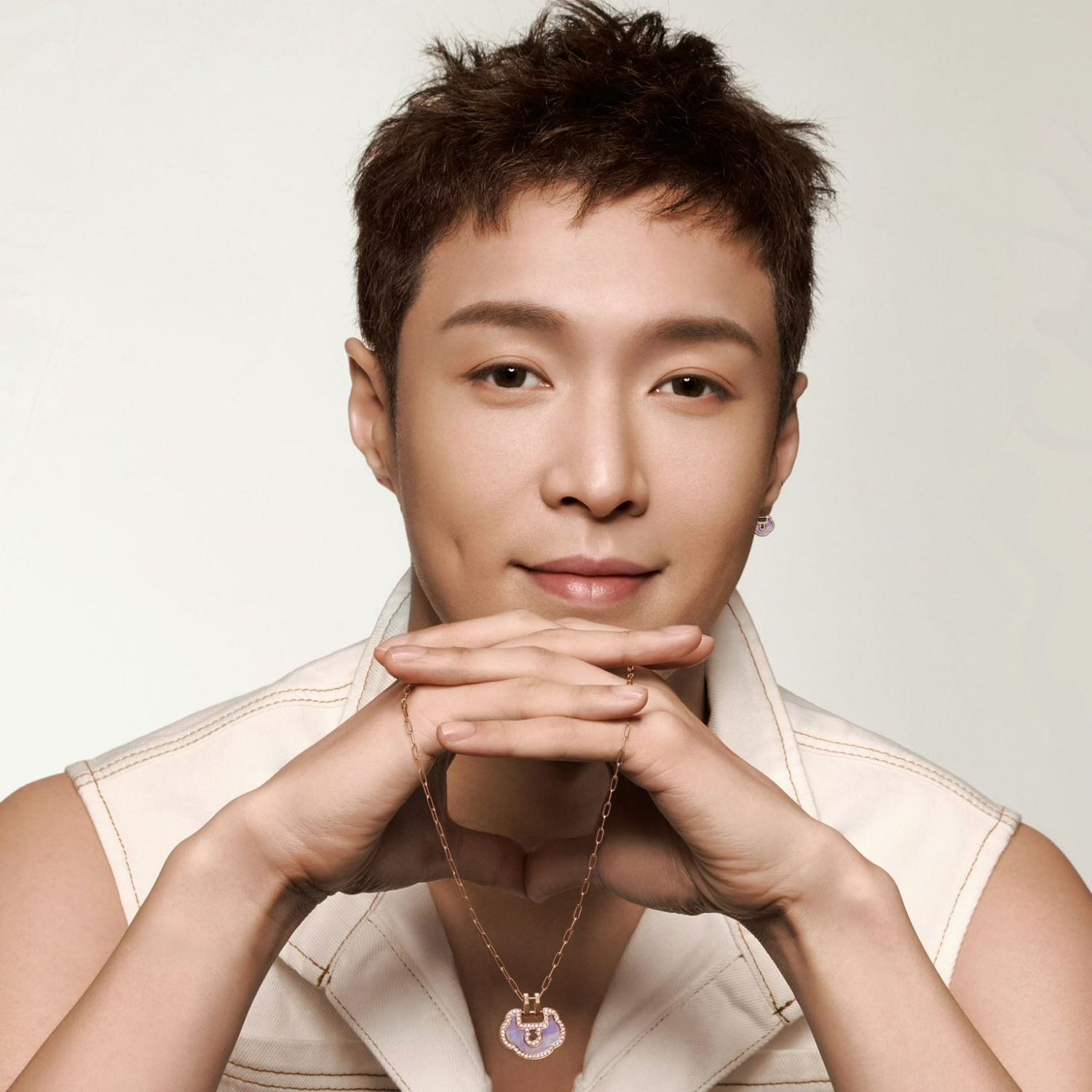 Behind-the-scenes cut of Lay (EXO)