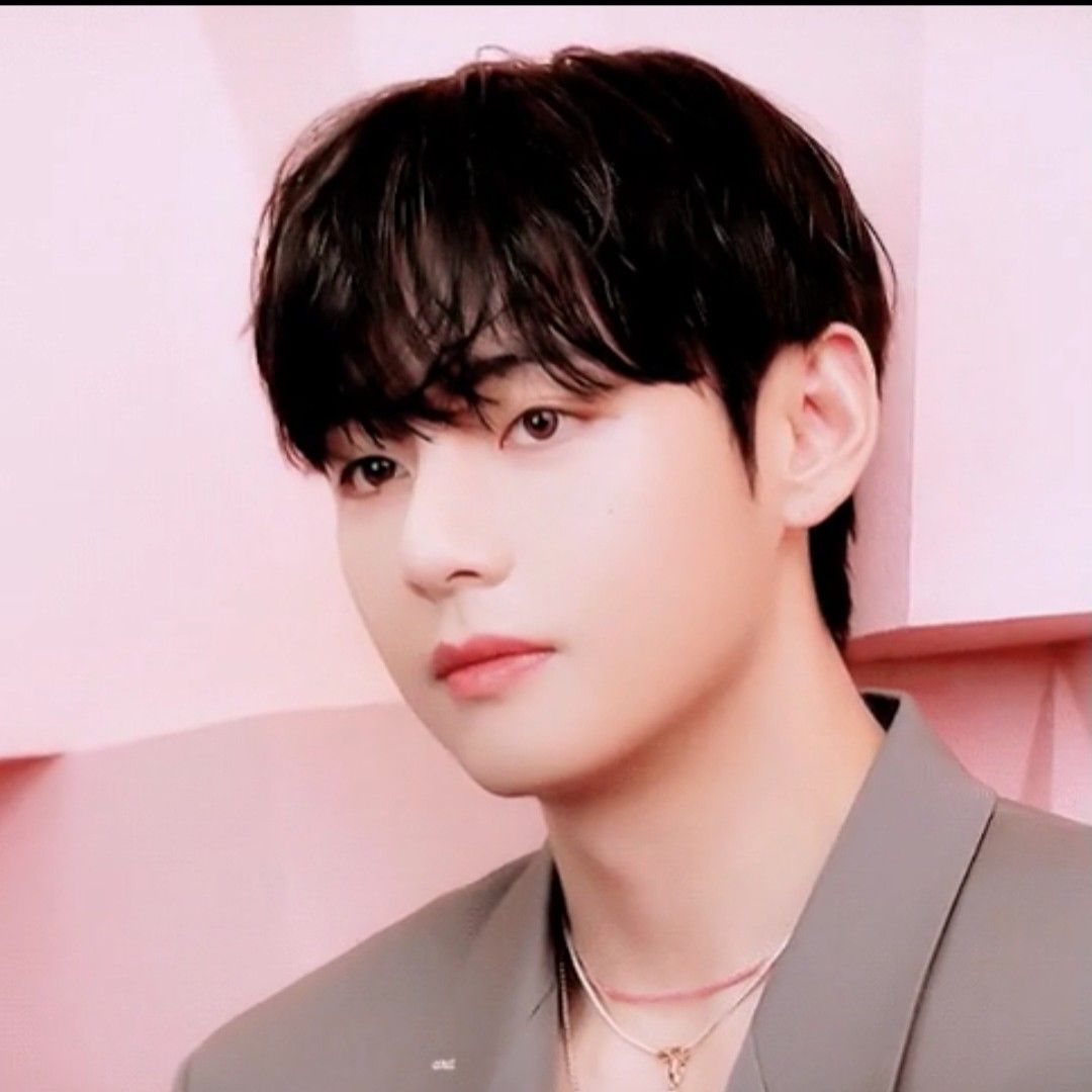 뷔 (방탄소년단)의 최신 사진