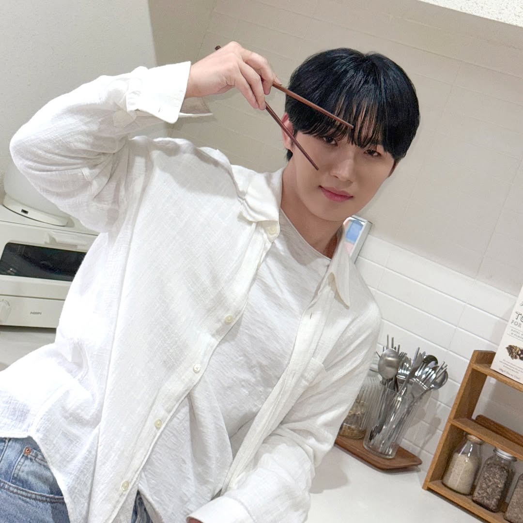 Behind-the-scenes cut of Lim Hyunsik (BTOB)