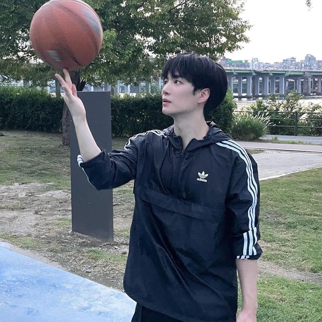 Behind-the-scenes cut of Kim Jonghyeon