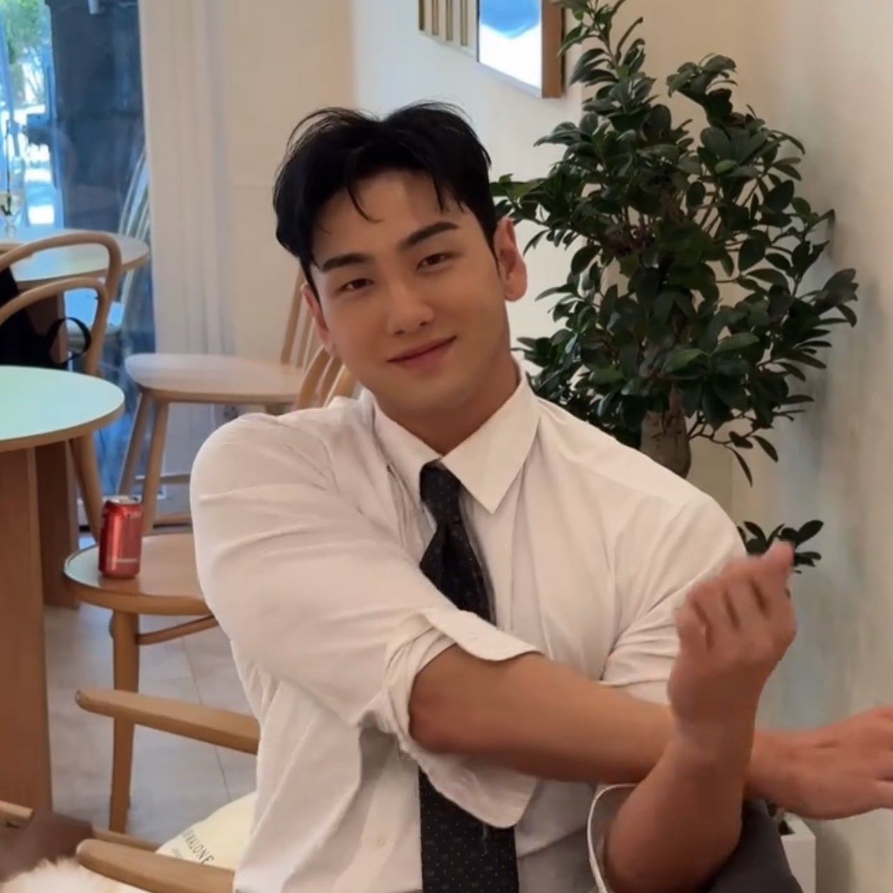 Behind-the-scenes cut of Baekho