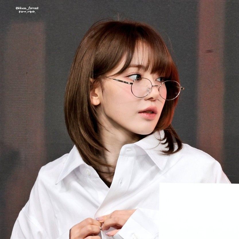 Behind-the-scenes cut of Sakura (LE SSERAFIM)