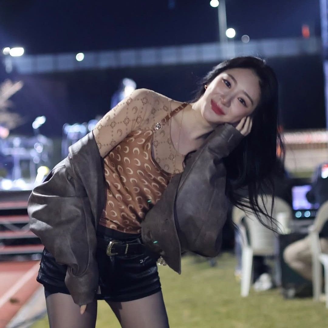 A moment captured by Lee Chaeyeon's fan