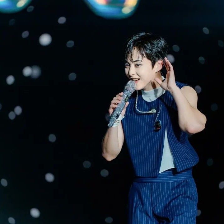 A moment captured by Xiumin (EXO)'s fan