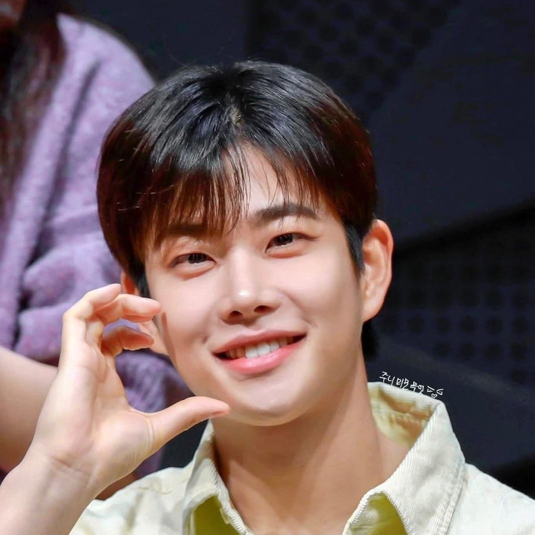 A moment captured by MJ (ASTRO)'s fan