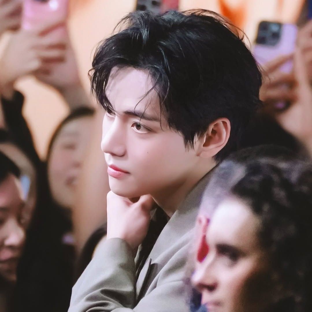 뷔 (방탄소년단) 최근 활동샷