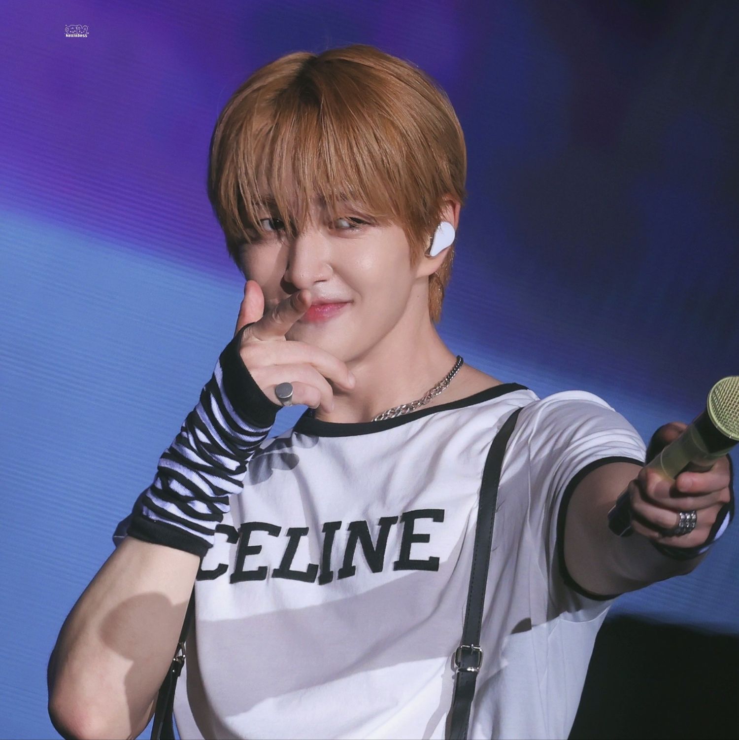 A moment captured by Onew (SHINee)'s fan