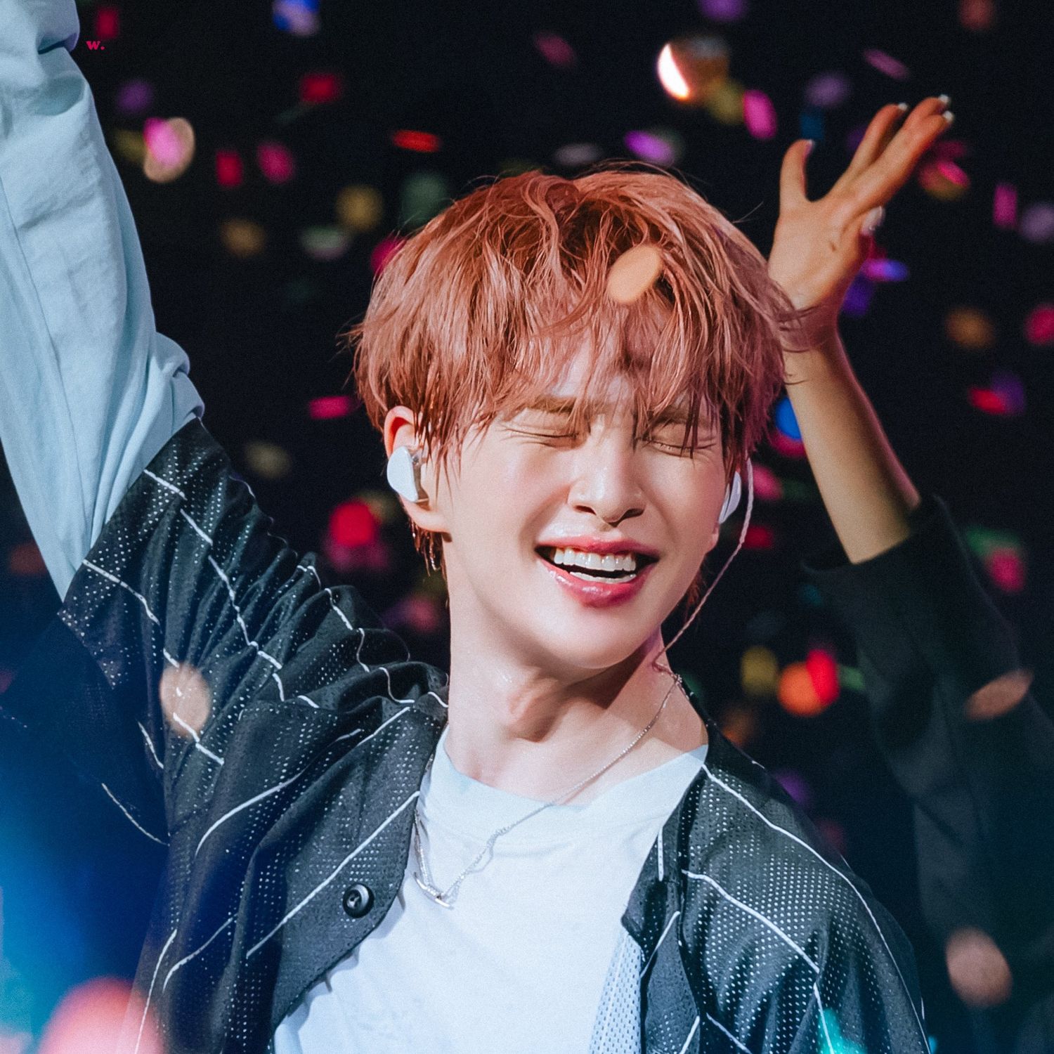 A moment captured by Onew (SHINee)'s fan