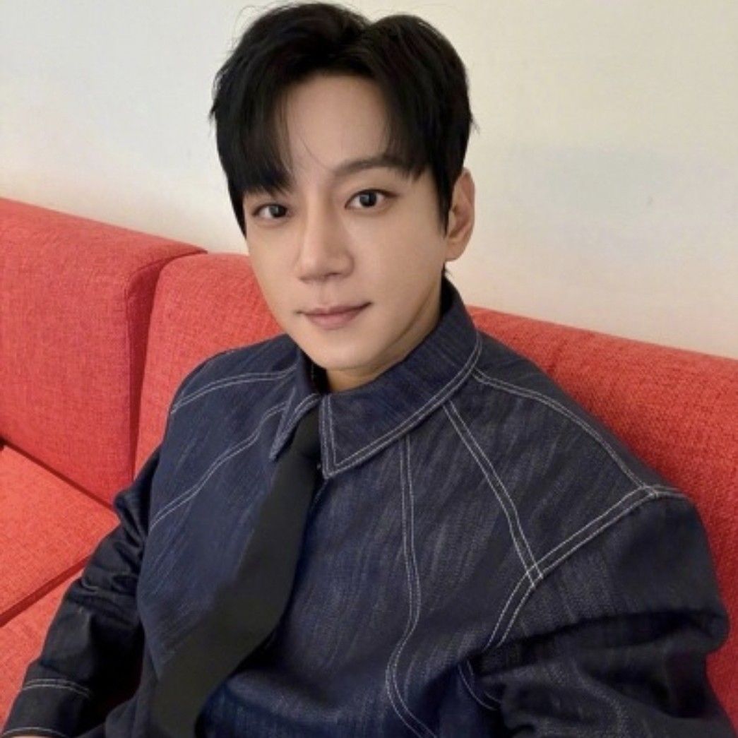 Recent activity shot of Hwang Chiyeol