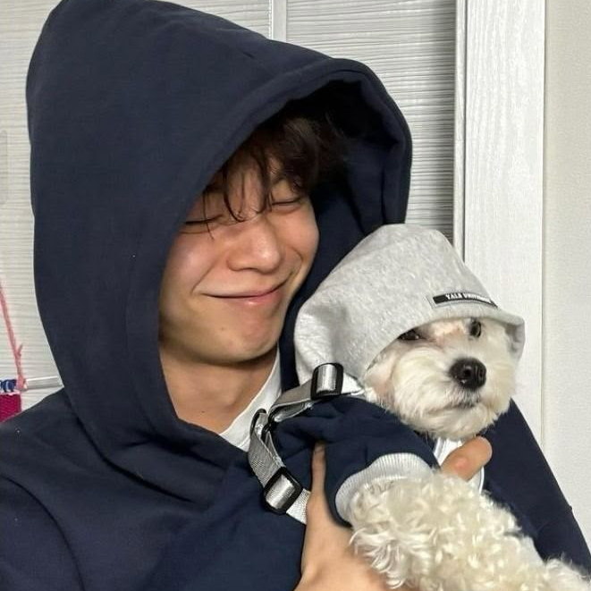 Recent activity shot of Shin Yechan (LUCY)