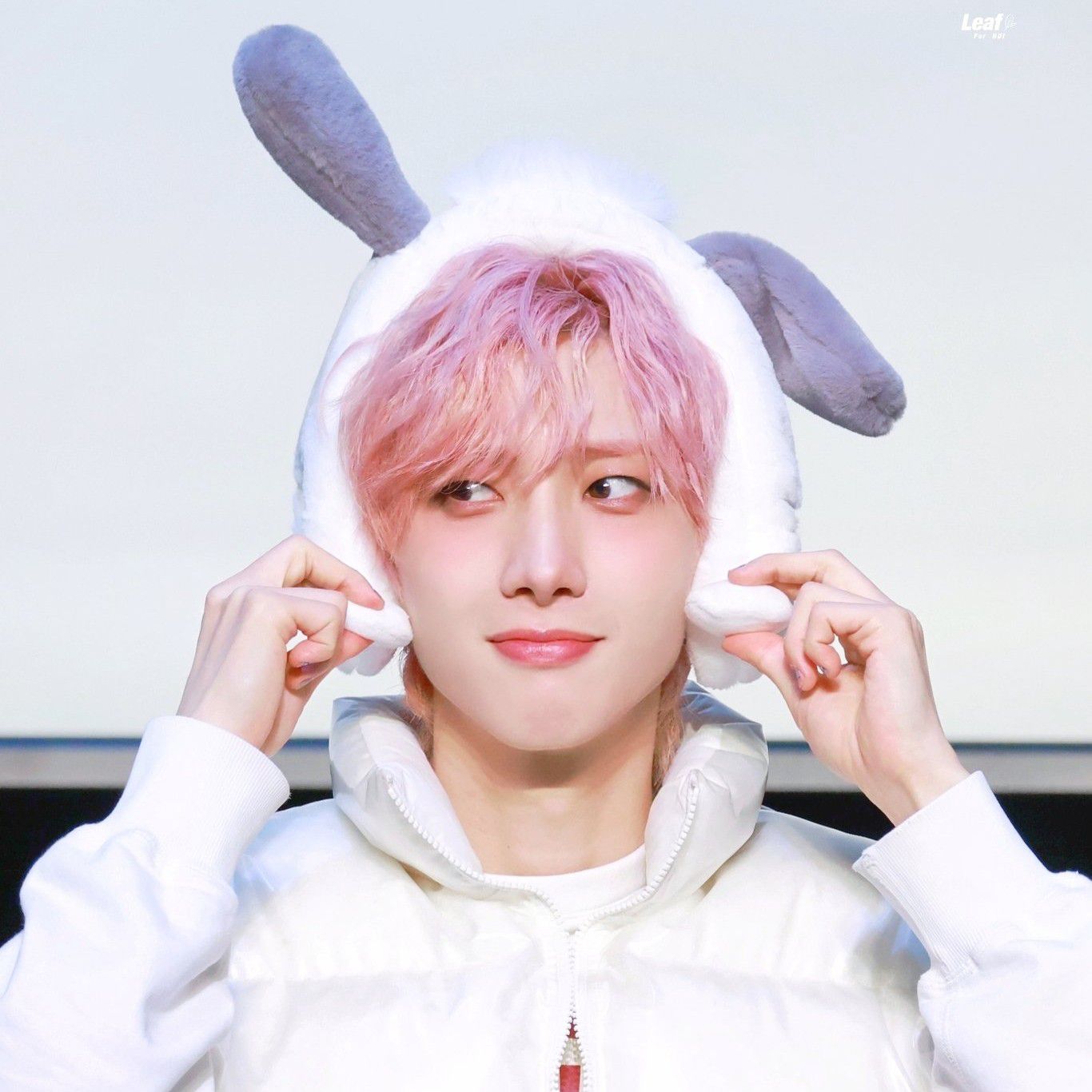 A moment captured by Hui (PENTAGON)'s fan