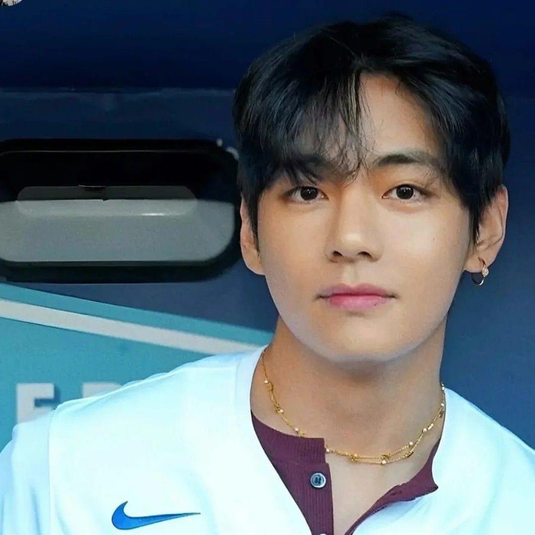 Behind-the-scenes cut of V (BTS)