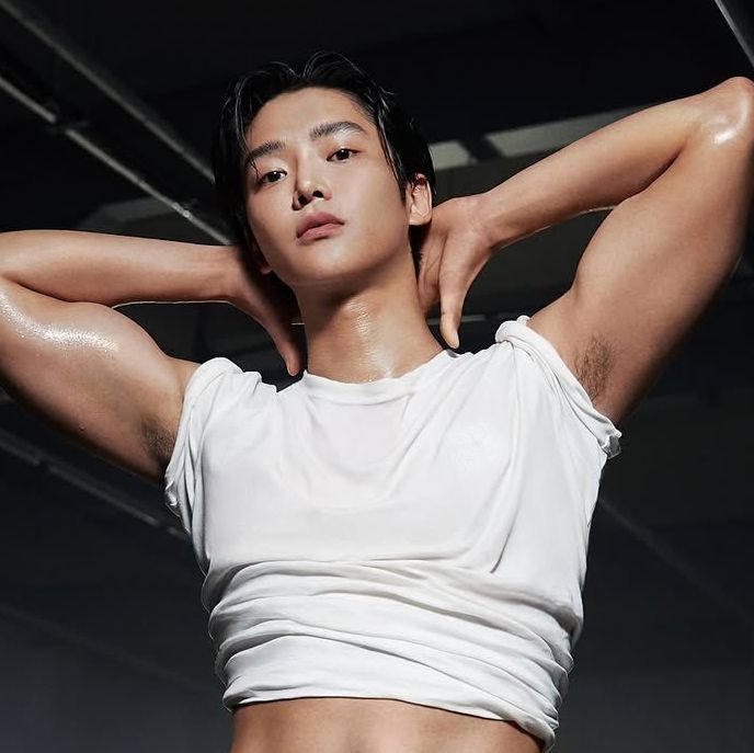 Behind-the-scenes cut of Rowoon