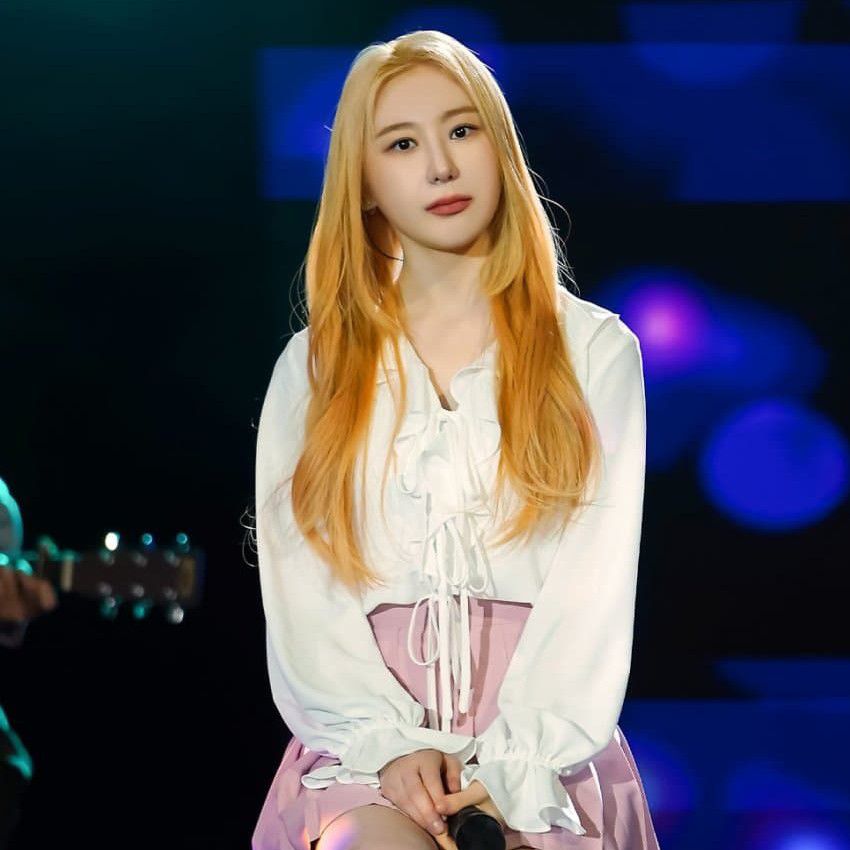 A moment captured by Lee Chaeyeon's fan