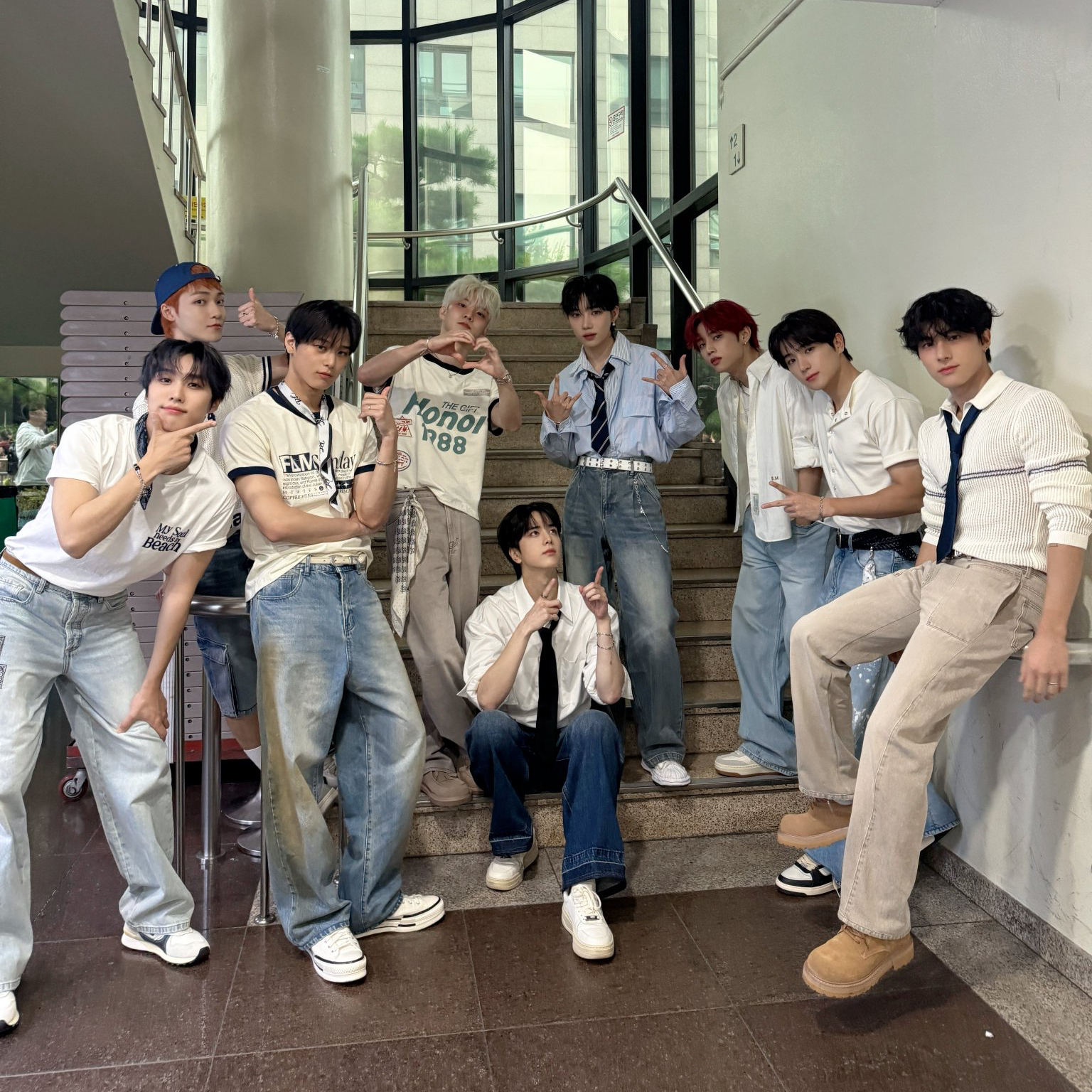 더보이즈의 비하인드 컷