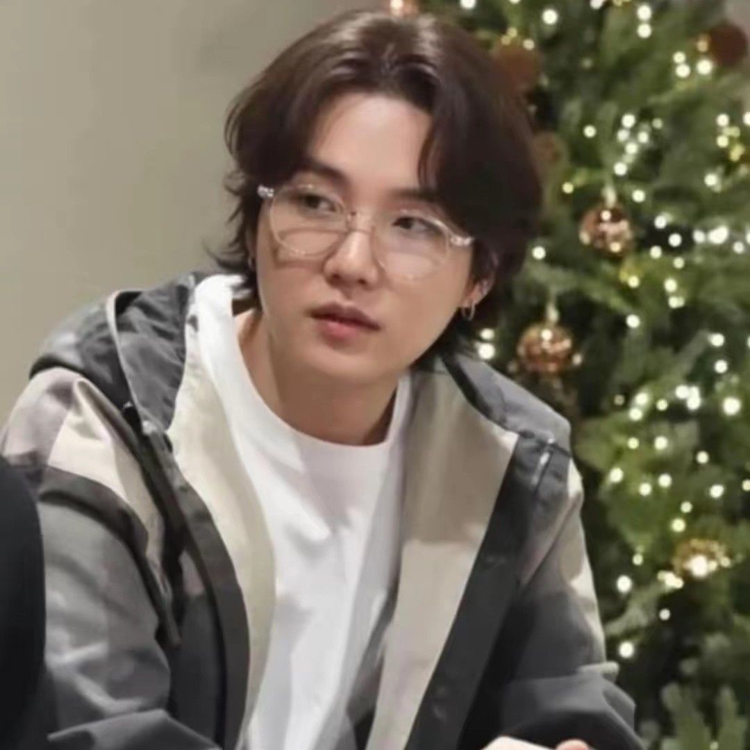 Foto aktivitas terbaru SUGA (BTS)