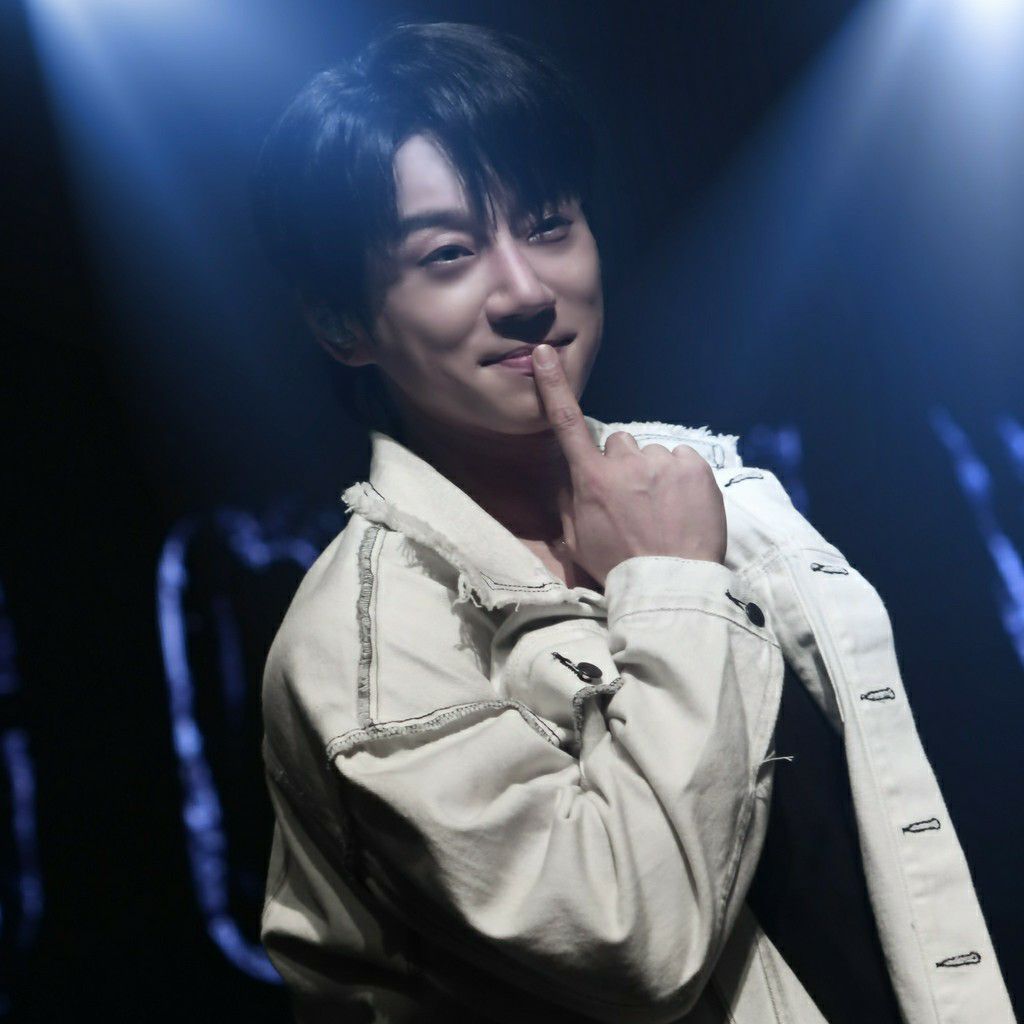 Foto aktivitas terbaru Hwang Chiyeol