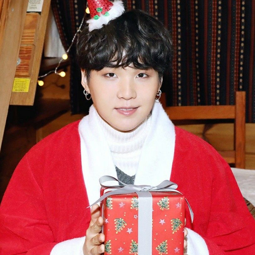 Foto aktivitas terbaru SUGA (BTS)