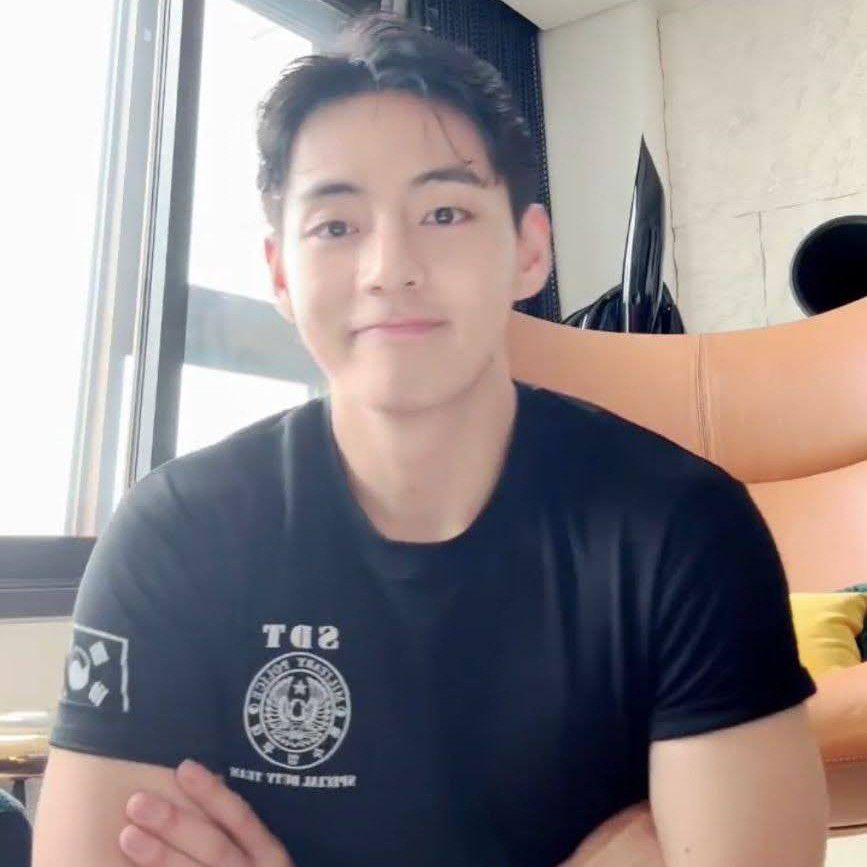 Latest photo of V (BTS)