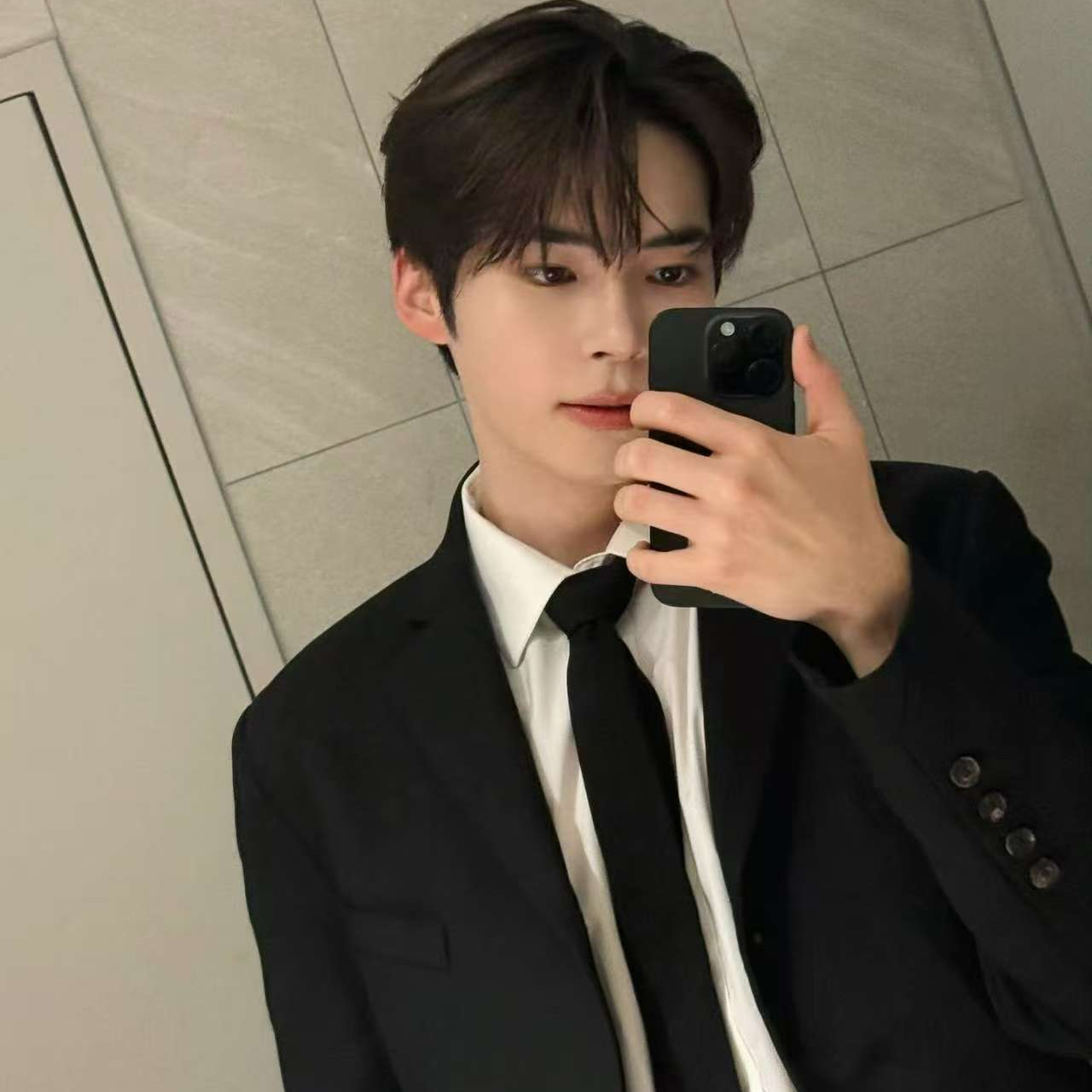 Latest photo of Sung Hanbin (ZEROBASEONE)