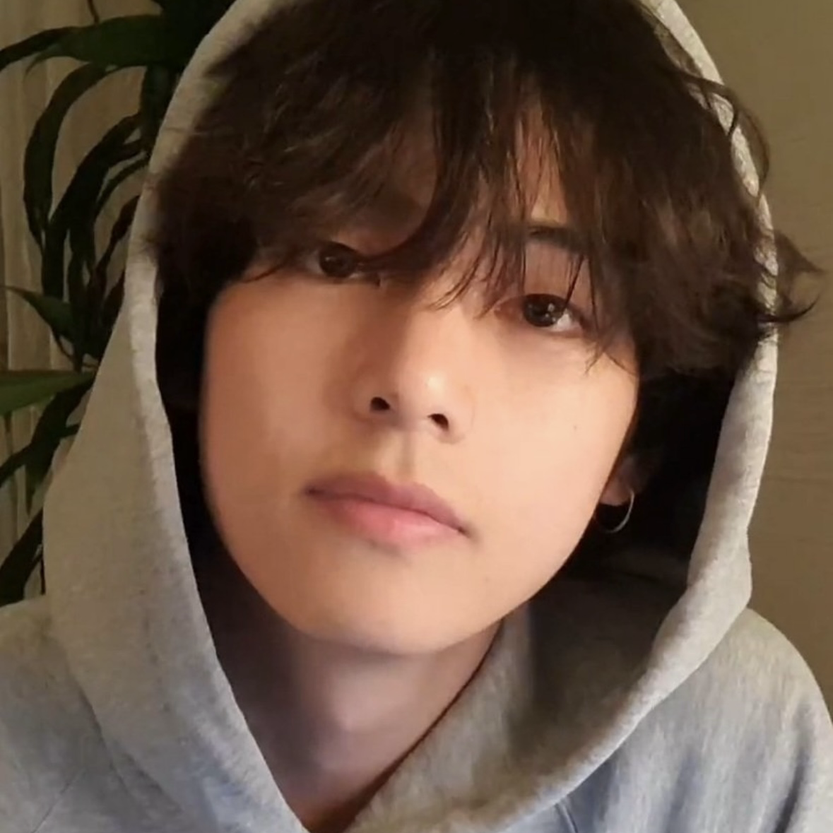Behind-the-scenes cut of V (BTS)