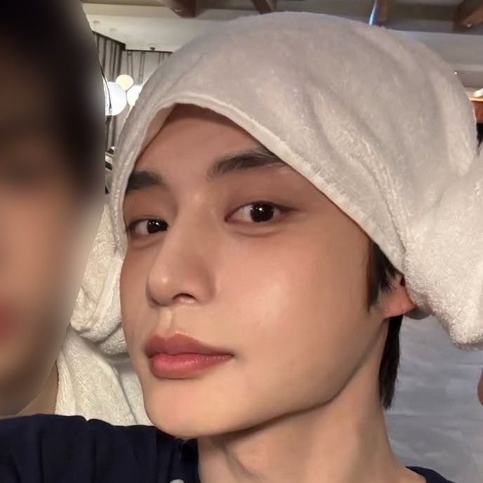 Latest photo of Kim Jiwoong (ZEROBASEONE)