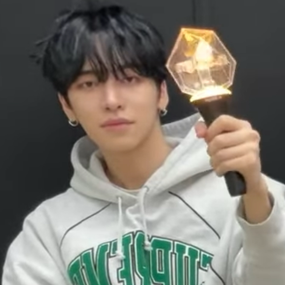 Behind-the-scenes cut of Hanjun (n.SSign)