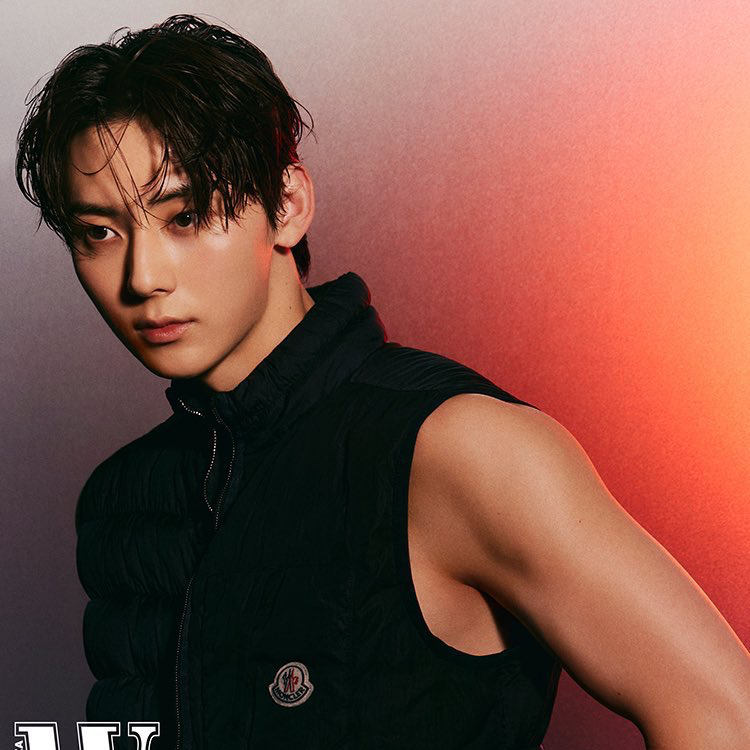 A moment captured by Hwang Minhyun's fan